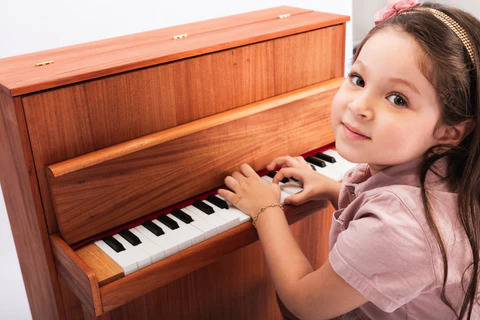 Acabamento em madeira do Mini Piano Essenfelder EM70