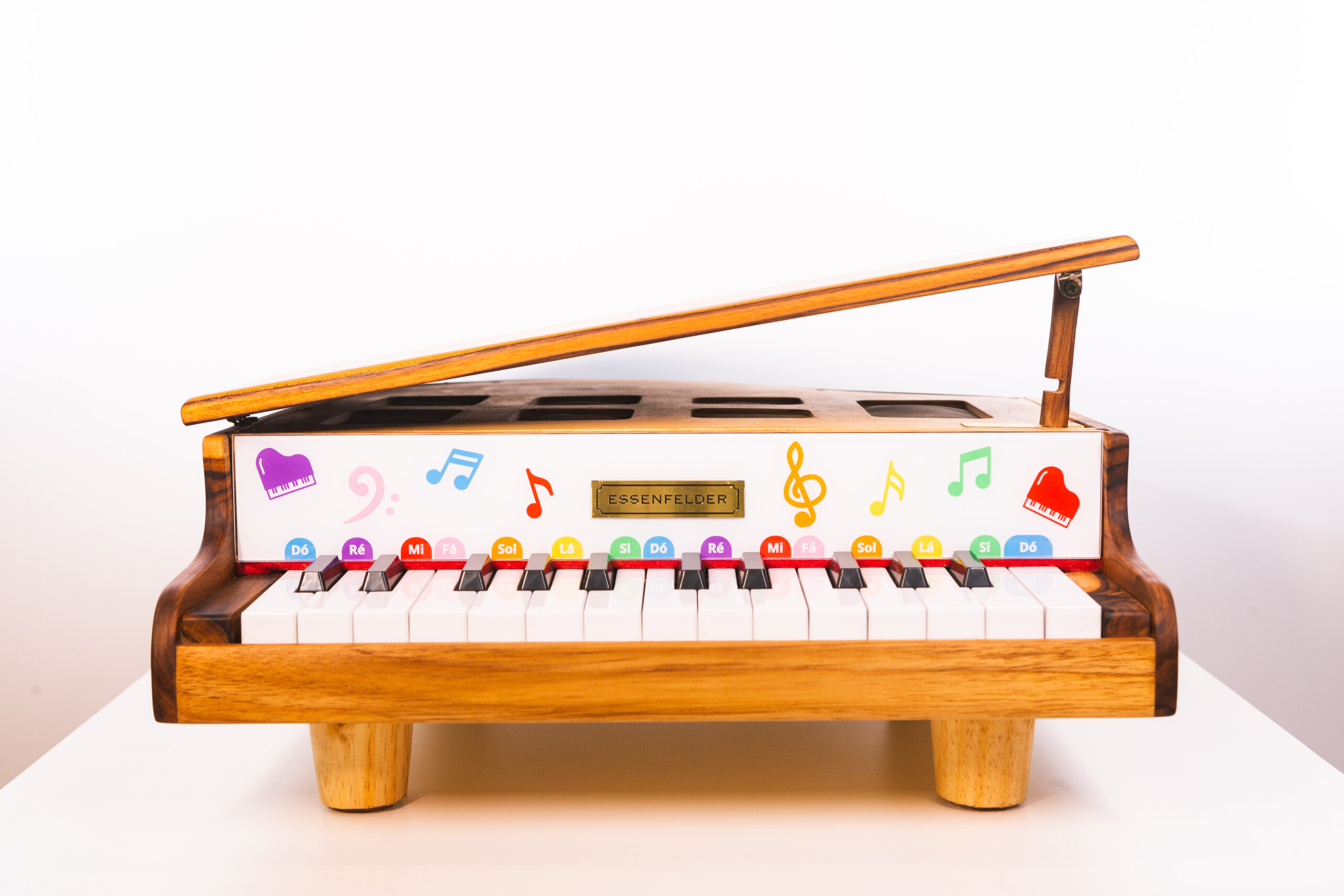 Mini Piano Essenfelder EM58 com frente colorida