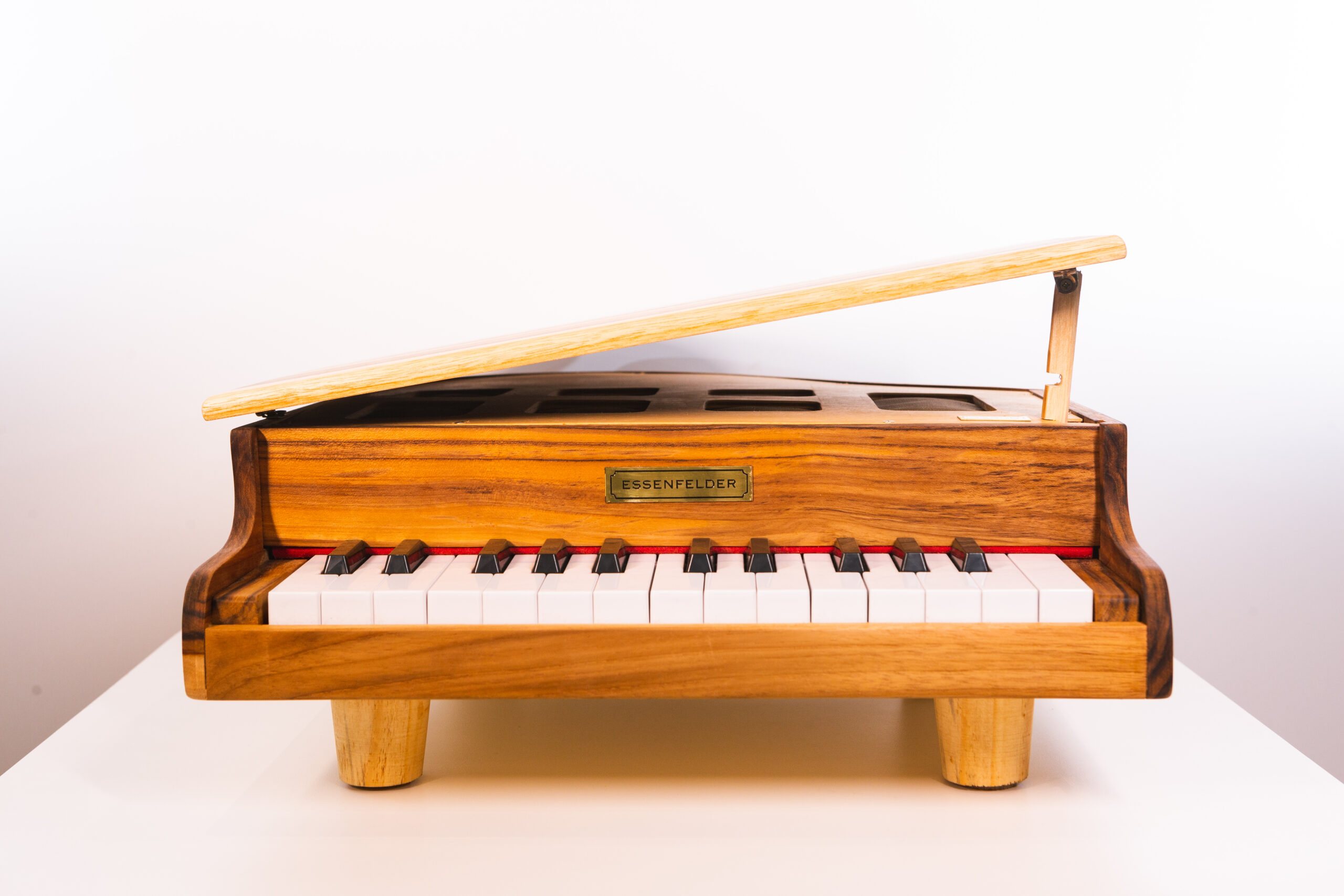 Mini Piano Essenfelder EM58 com frente amadeirada