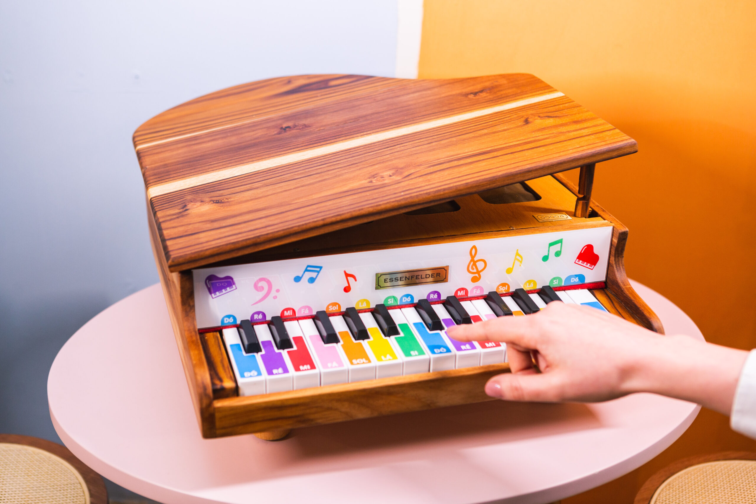 Detalhe do Mini Piano Essenfelder EM58
