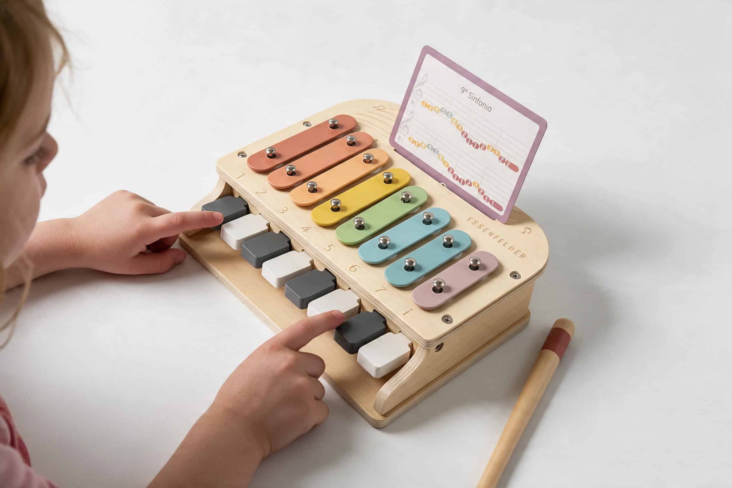 Mãos de uma criança tocando o Pianito Essenfelder